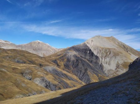 La cime de Bolofré à gauche et les contrastes géologiques du mont Triboulet