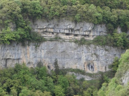 Gros plan sur le chemin des cascades, dans la partie supérieure de la falaise.
