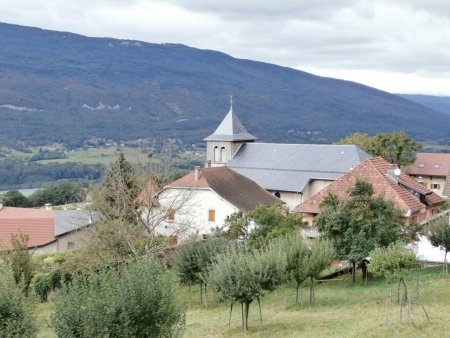 L’église de Motz et le Grand Colombier.