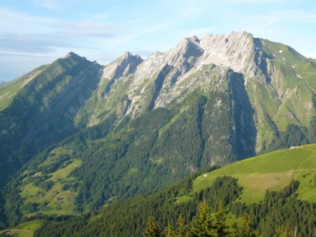 La pointe de Merdassier, la combe de la Blonnière et l’Étale depuis le promontoire.