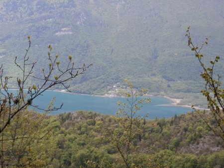 Gros plan sur le bout du lac et le hameau de Glière.