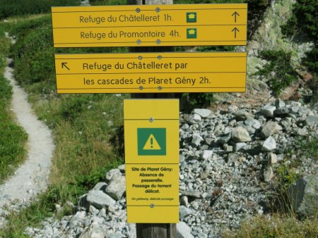 On peut rejoindre le Refuge du Châtelleret par les 2 rives du Torrent des Étançons. Mais sur la rive droite (Plaret-Gény), il manque une passerelle. Donc je suis resté en rive gauche.