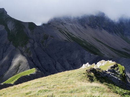 Le sommet, le passage de la Grande Forclaz et le mont Fleuri dans les nuages.