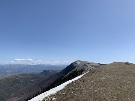 Vers le sommet de la Montagne de Lure.
