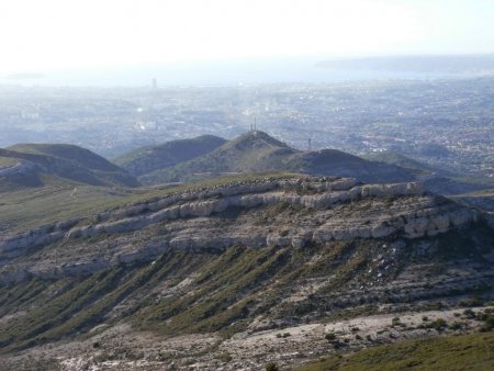 Le vallon des Escaouprés, la pounche et Marseille depuis le sommet.