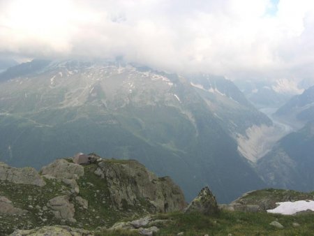 Bivouac grandiose face à la chaîne du Mont Blanc sur un promontoire terrible