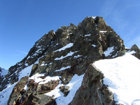Vue du col sur l’Aiguille des Chamois 2902m.