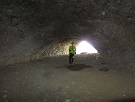 Une grotte assez vaste.