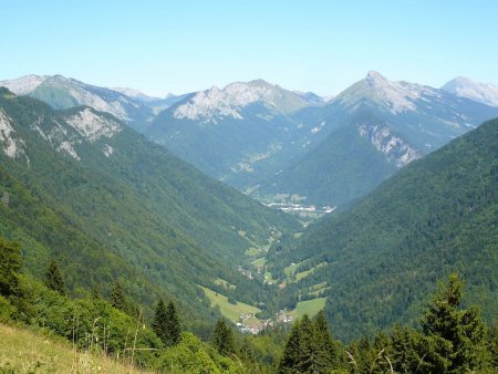 La vallée de Montremont depuis le col des Nantets.