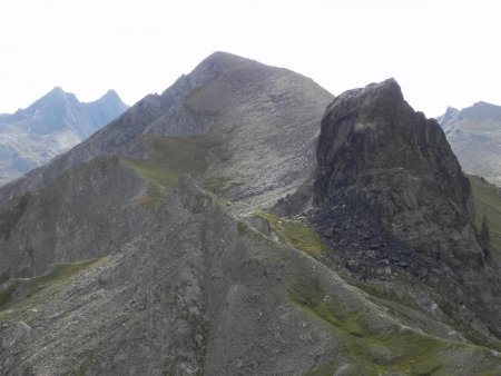 Du sommet, vue sur la Pointe des Sagnes Longues, en arrière-plan : Pain de Sucre et Pic de Caramantran 