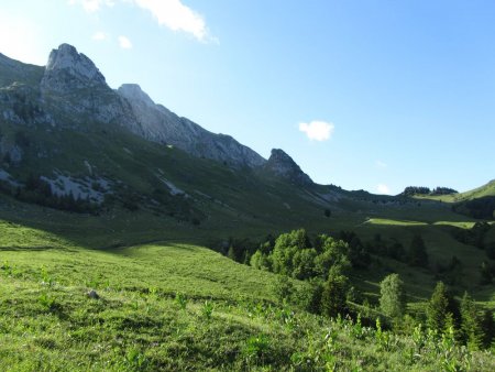 l’Arcalod du vallon de Bellevaux au fond à gauche