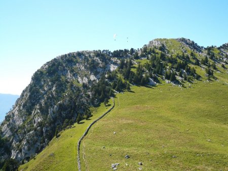 Le mur de limite de l’alpage et le sommet de Roche Murraz.
