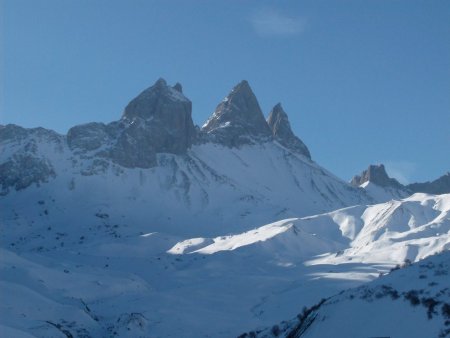 les trois Aiguilles depuis Albiez en hiver,la Septentrionale ou la «Tete de Chat»est celle de gauche