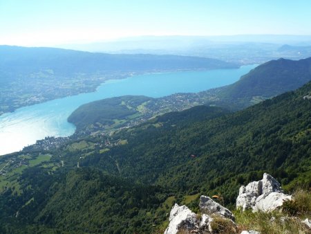 La partie nord du lac d’Annecy depuis le sommet.