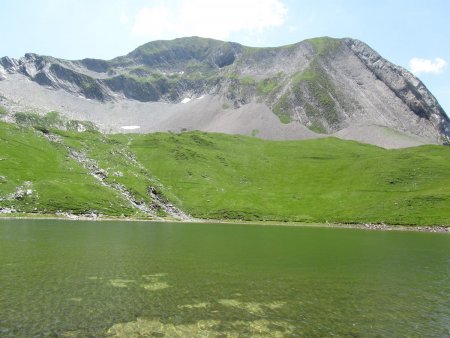 Le lac du Mont Charvin (2011m).
