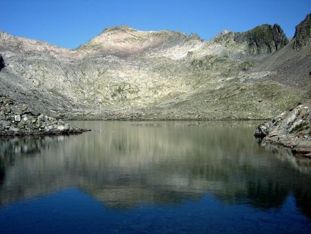 Le Lac de l’Âne, le Col et le Pic de l’Agnelin