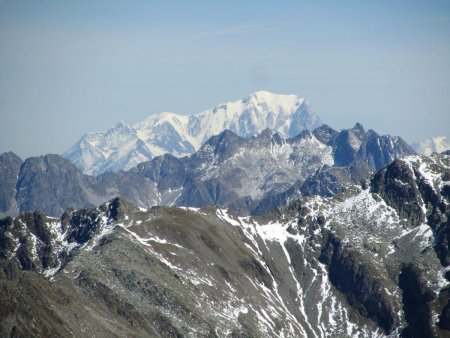 Pic du Frêne à droite du Mont Blanc.