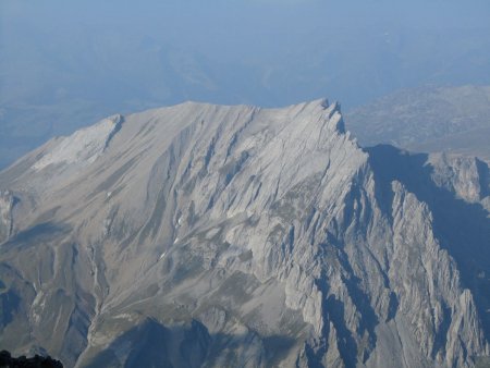Vue du sommet : l’Aiguille de la Pennaz.