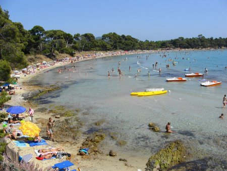 La plage de l’Estagnol au mois d’août. Eviter si possible cette période.