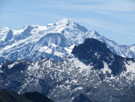 la Pointe Percée devant le massif du Mont Blanc