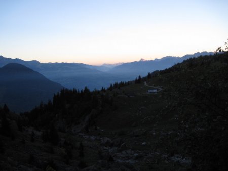 Le soleil se lève sur le Mont Charvin au loin.