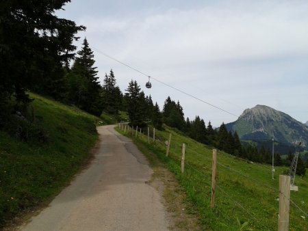 La route passe sous la télécabine de la Berneuse.