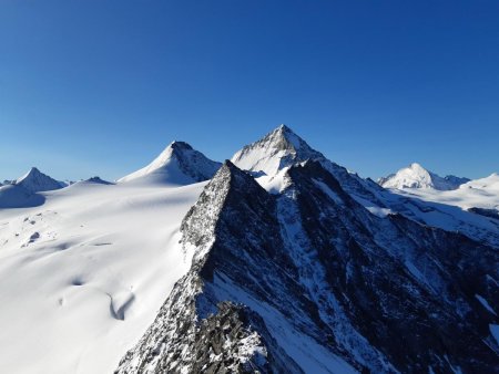 L’arête depuis Mourti. Au fond Ober Gabelhorn, Grand Cornier, Dent Blanche, Dent d’Hérens