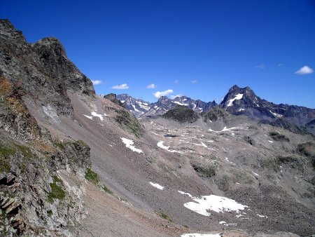 Une partie de la vire à gauche et le plateau des Lacs de Crupillouse.