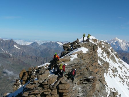 Alpinistes au sommet