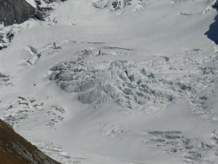Quelques traces de ski sur le glacier des Grands Couloirs.