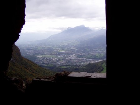 Par une fenêtre de La Grotte à Carret