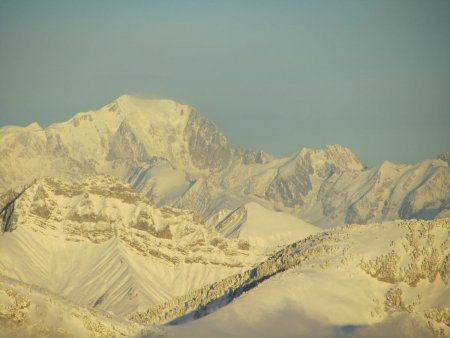 Zoom. l’Arcalod et le massif du Mont Blanc..
