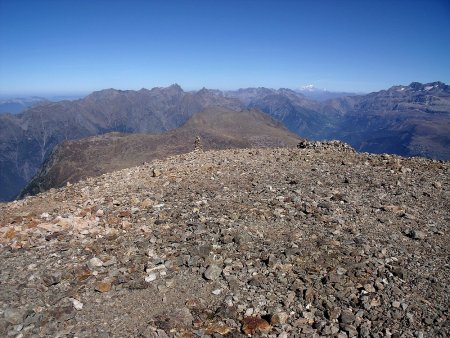 Du sommet du Taillefer, au nord, le Grand Galbert et son plateau, Belledonne les Grandes Rousses et le Mont Blanc
