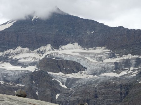 Un bloc dans une position instable devant les glaciers (de plus en plus petits) de l’Albaron.