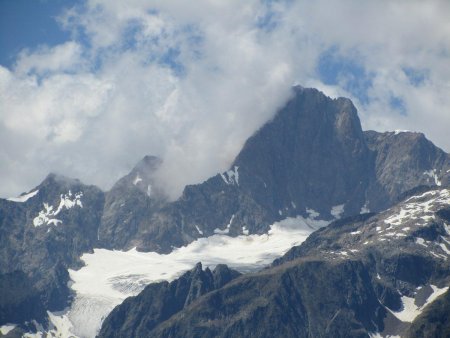 Zoom vers l’Aiguille des Glaciers.