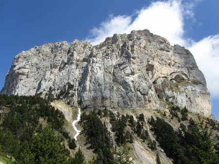 Vue du Col de l’Aupet sur la face sud du Mont Aiguille.