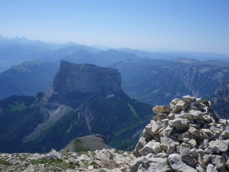 Cairn sommital et Mont Aiguille