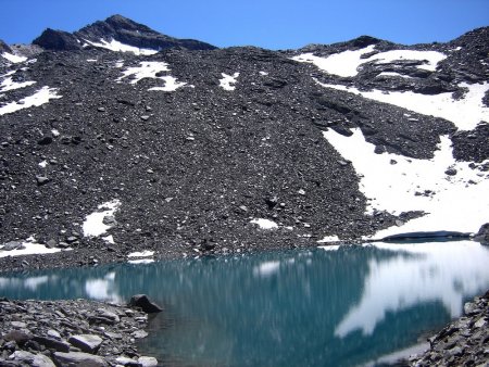 Le lac d’Arbéron dominé par le sommet.