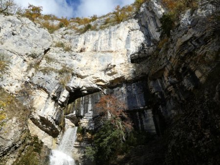 L’entrée dela grotte de la Doria est visible dans la falaise blanche (à la limite ombre et soleil)