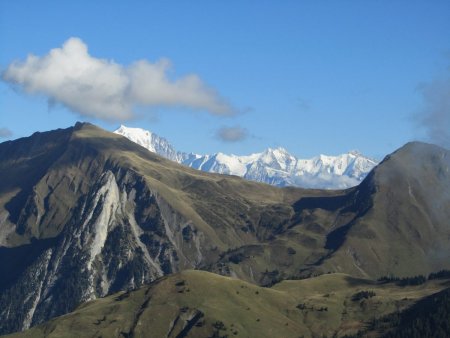 A gauche, la pointe de la Mandallaz et l’Aiguille de Manigod.