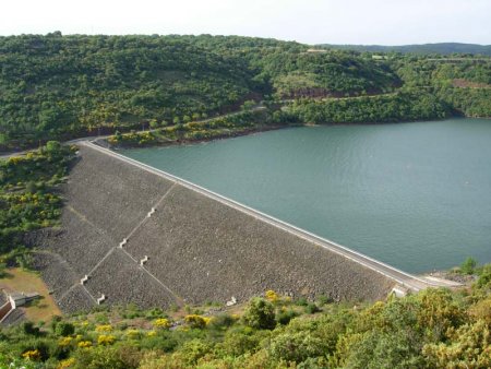 Le barrage du Salagou se situe à l’extémité Est du Lac,lepassage sur le barrage est interdit. Petite extension de 1km pour passer en face.