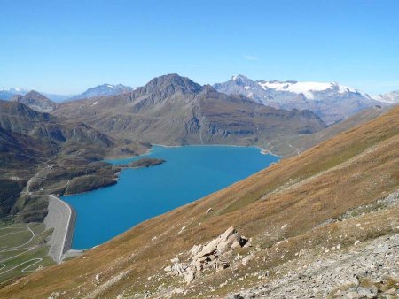 L’incroyable lac bleu depuis les ruines militaires. Au fond, signal du Petit Mont-Cenis, Dent Parrachée et glaciers de Vanoise.