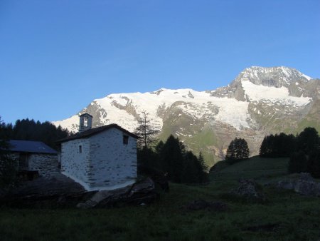 La chapelle devant les glaciers du Mont Pourri..