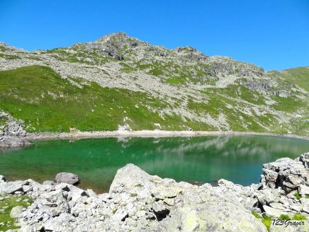 Lac Jovet supérieur sur fond de Monts Jovet