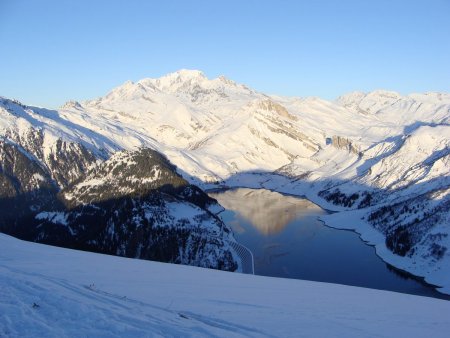Le lac de Roselend devant le massif du Mont Blanc.