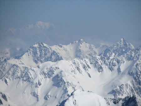En zoomant on aperçoit le Mont Blanc.