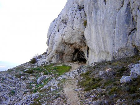 Petite grotte à l’écart de l’itinéraire.