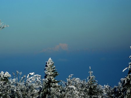 Zoom sur le lointain mont Blanc qui a du mal à percer la brume.