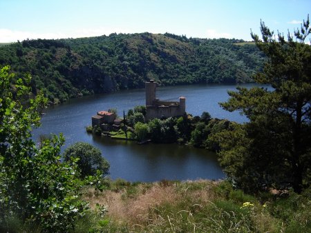 L’île de Grangent et le château féodal.