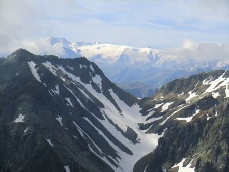 Perspective sur le Col du Villonet et la Meije, entre deux bancs de nuages.